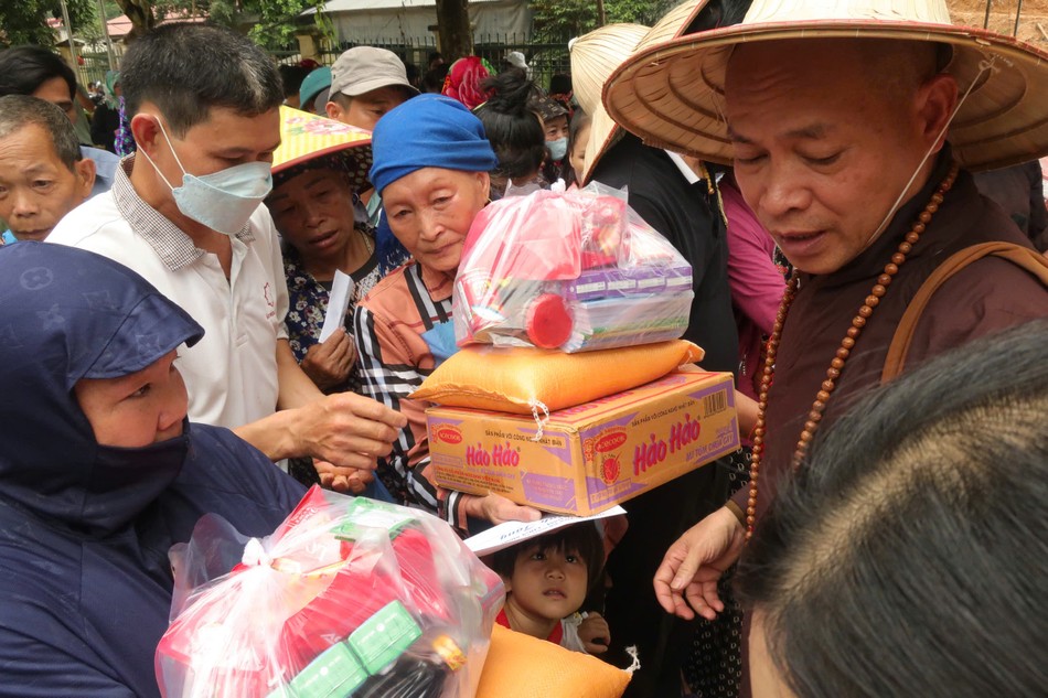 Đại diện các gia đình đến nhận quà của đoàn