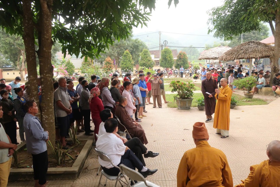 Thượng tọa Thích Nhuận Nghĩa thăm hỏi bà con địa phương