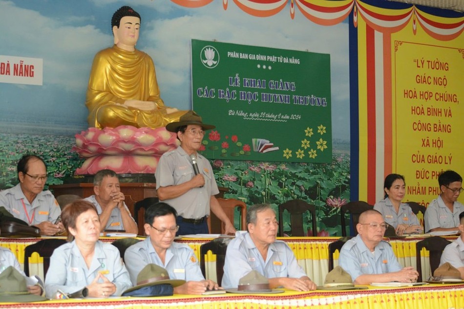 Huynh trưởng cấp Dũng Tâm Lập Lê Hà Thọ phát biểu khai mạc Huynh trưởng cấp Dũng Tâm Lập Lê Hà Thọ phát biểu khai mạc