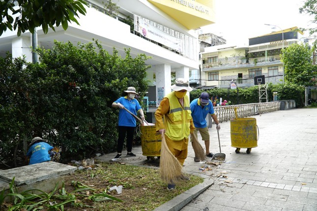 Là Chủ nhiệm Câu lạc bộ Hành Trình Xanh, Hòa thượng Thích Duy Trấn trực tiếp tham gia quét dọn khu phố vào thứ Bảy, Chủ nhật hàng tuần và duy trì hơn 8 năm qua Là Chủ nhiệm Câu lạc bộ Hành Trình Xanh, Hòa thượng Thích Duy Trấn trực tiếp tham gia quét dọn khu phố vào thứ Bảy, Chủ nhật hàng tuần và duy trì hơn 8 năm qua