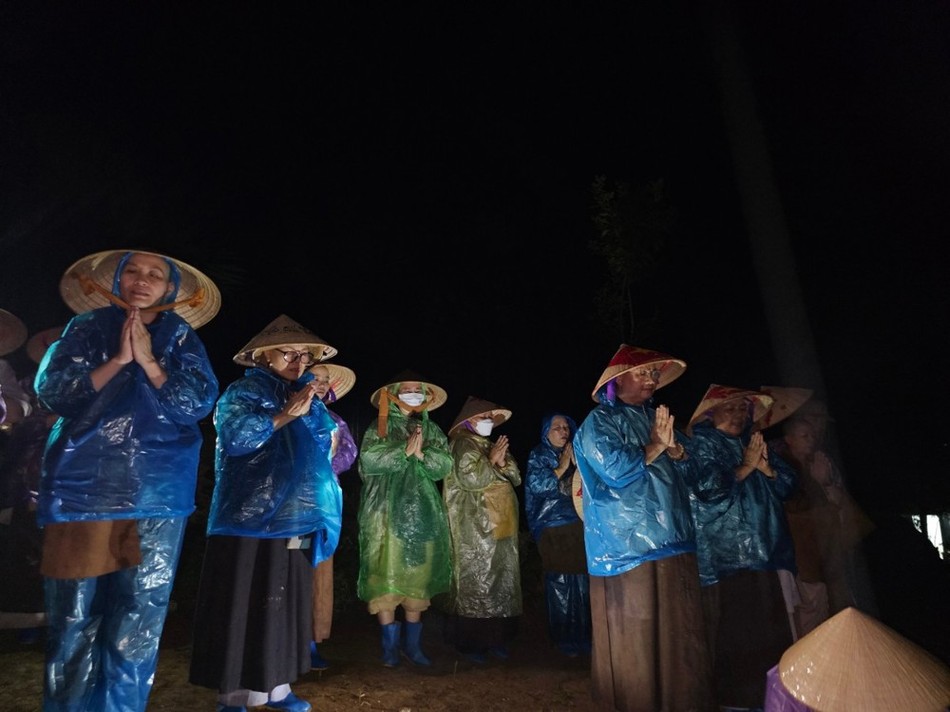 Ni sư Thích nữ Chúc Tường và đoàn đến thắp hương tại Làng Nủ Ni sư Thích nữ Chúc Tường và đoàn đến thắp hương tại Làng Nủ