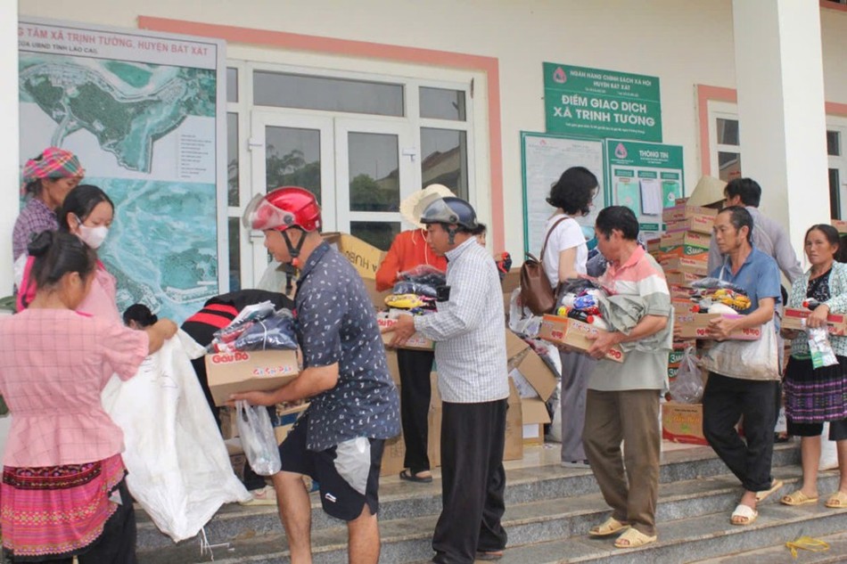 Đoàn trao quà đến những gia đình bị ảnh hưởng do bão lũ Đoàn trao quà đến những gia đình bị ảnh hưởng do bão lũ