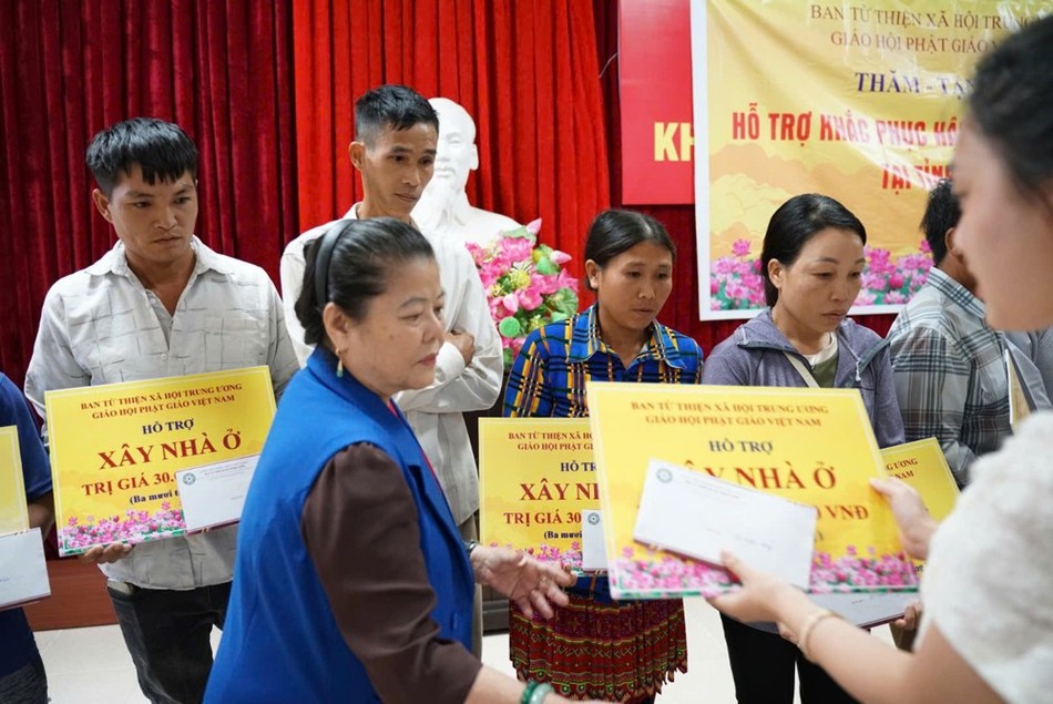 Ban Từ thiện xã hội T.Ư trao bảng ủng hộ tại Ủy ban MTTQVN tỉnh Yên Bái Ban Từ thiện xã hội T.Ư trao bảng ủng hộ tại Ủy ban MTTQVN tỉnh Yên Bái