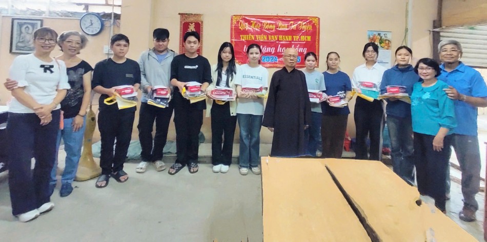 Ban Từ thiện xã hội thiền viện Vạn Hạnh trao học bổng cho sinh viên, học sinh Ban Từ thiện xã hội thiền viện Vạn Hạnh trao học bổng cho sinh viên, học sinh