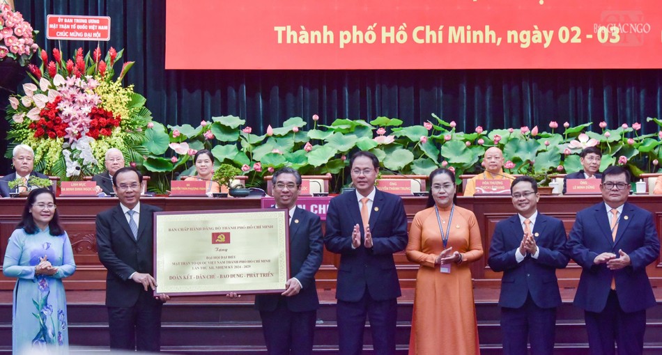 Bí thư Thành ủy TP.HCM thay mặt Đảng bộ TP.HCM tặng bảng đồng "Đoàn kết - Bao dung - Phát triển" đến Ủy ban MTTQVN TP.HCM Bí thư Thành ủy TP.HCM thay mặt Đảng bộ TP.HCM tặng bảng đồng "Đoàn kết - Bao dung - Phát triển" đến Ủy ban MTTQVN TP.HCM