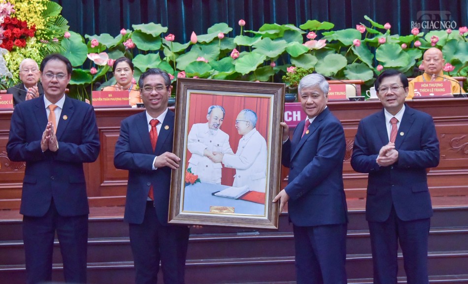 Lãnh đạo Ủy ban Trung ương MTTQVN tặng quà chúc mừng Đại hội MTTQVN TP.HCM Lãnh đạo Ủy ban Trung ương MTTQVN tặng quà chúc mừng Đại hội MTTQVN TP.HCM