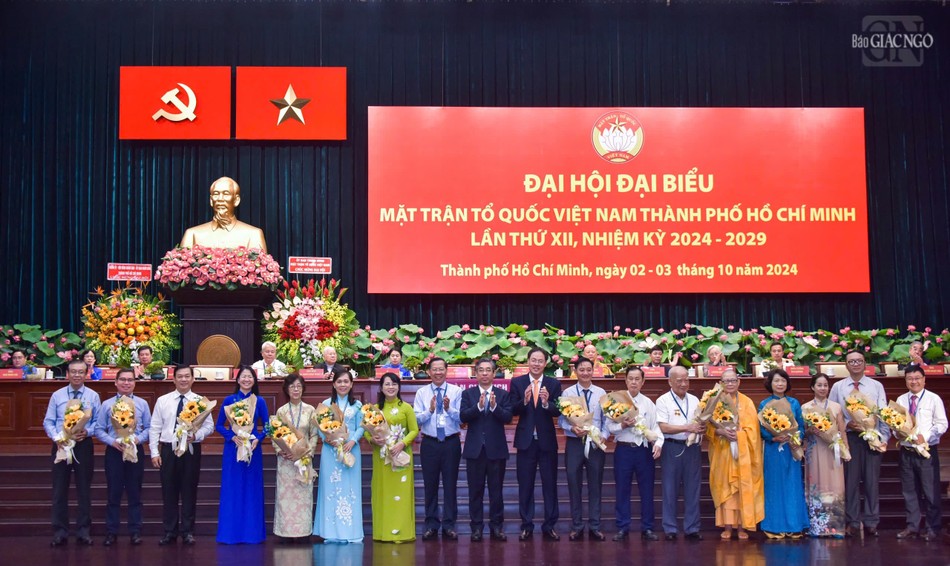 Chủ tịch Ủy ban Nhân dân TP.HCM và Chủ tịch Ủy ban MTTQVN TP.HCM tặng hoa tri ân, chia tay các vị Ủy viên không tiếp tục tham gia khóa mới của MTTQVN TP.HCM