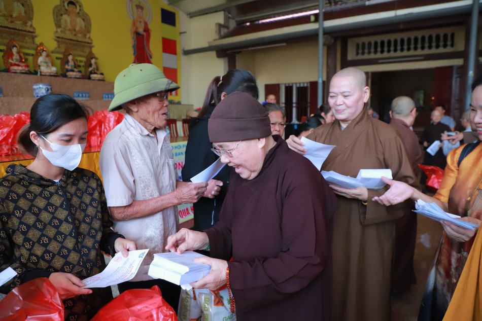Ni trưởng trưởng đoàn trao quà đến bà con vùng bão lũ Ni trưởng trưởng đoàn trao quà đến bà con vùng bão lũ