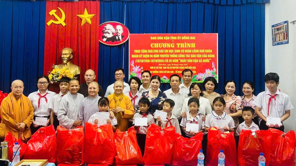 Ban Dân vận phối hợp với Phật giáo tặng 320 phần học bổng đến các học sinh có gia cảnh khó khăn tại 9 huyện, thành phố trong tỉnh Ban Dân vận phối hợp với Phật giáo tặng 320 phần học bổng đến các học sinh có gia cảnh khó khăn tại 9 huyện, thành phố trong tỉnh