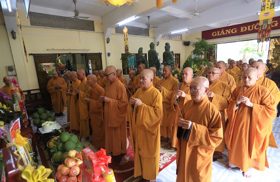 Chư tôn đức thắp hương tưởng niệm