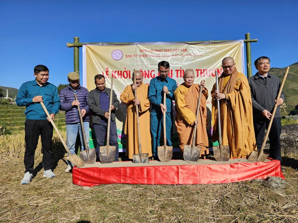 Thực hiện nghi thức động thổ xây dựng cầu tình thương Thực hiện nghi thức động thổ xây dựng cầu tình thương