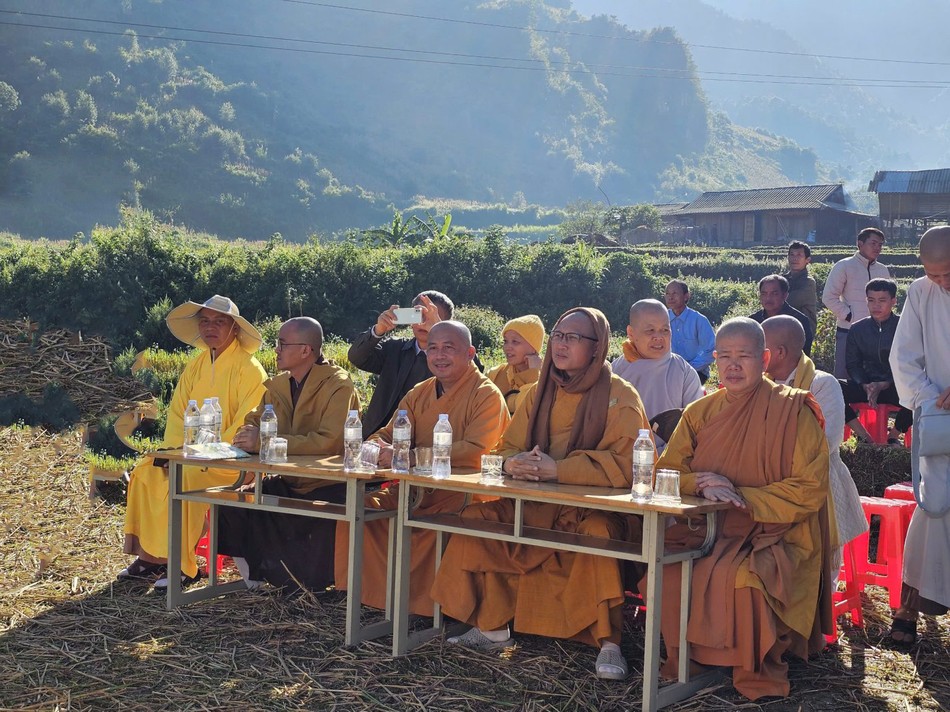 Chư tôn đức động thổ xây dựng cầu tình thượng tại bản Giạng Phổng Chư tôn đức động thổ xây dựng cầu tình thượng tại bản Giạng Phổng