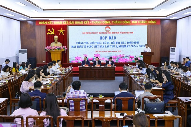 Hơn 200 phóng viên đến từ hơn 100 cơ quan báo chí ở trong và ngoài nước - Ảnh: TƯMTTQVN Hơn 200 phóng viên đến từ hơn 100 cơ quan báo chí ở trong và ngoài nước - Ảnh: TƯMTTQVN