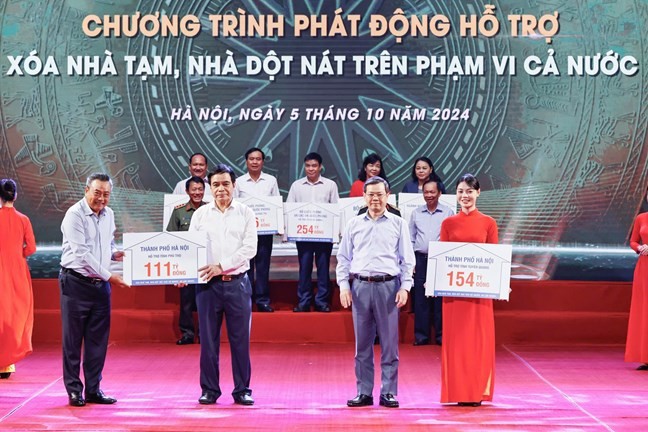 Đại diện các đơn vị trao bảng đóng góp xây nhà tạm, nhà dột nát Đại diện các đơn vị trao bảng đóng góp xây nhà tạm, nhà dột nát