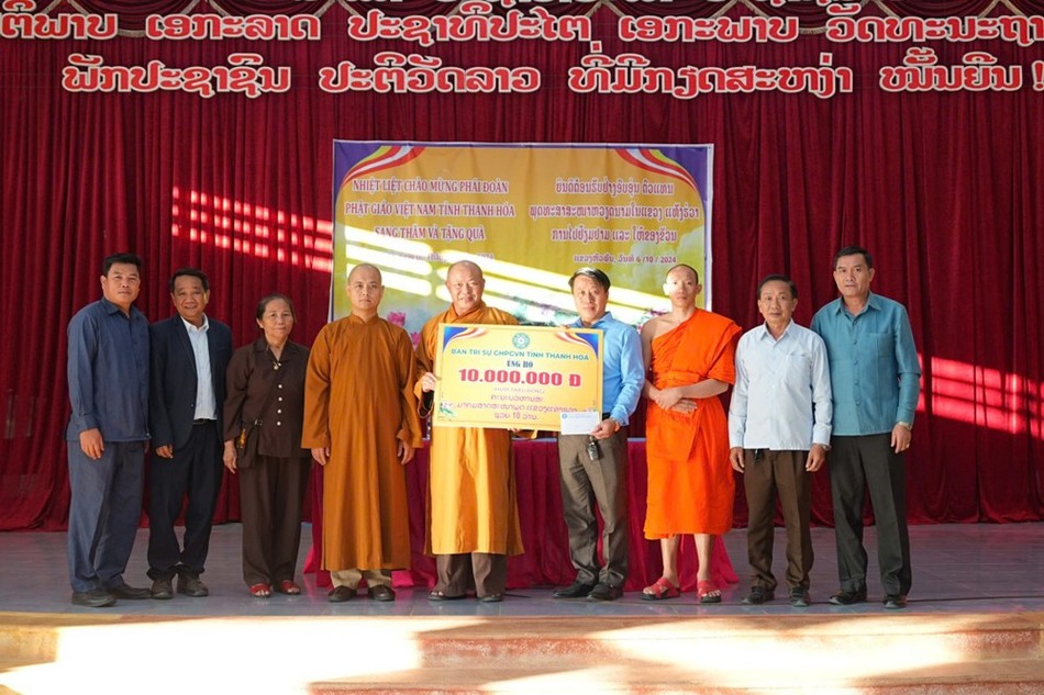 Đoàn trao quà tại Lào