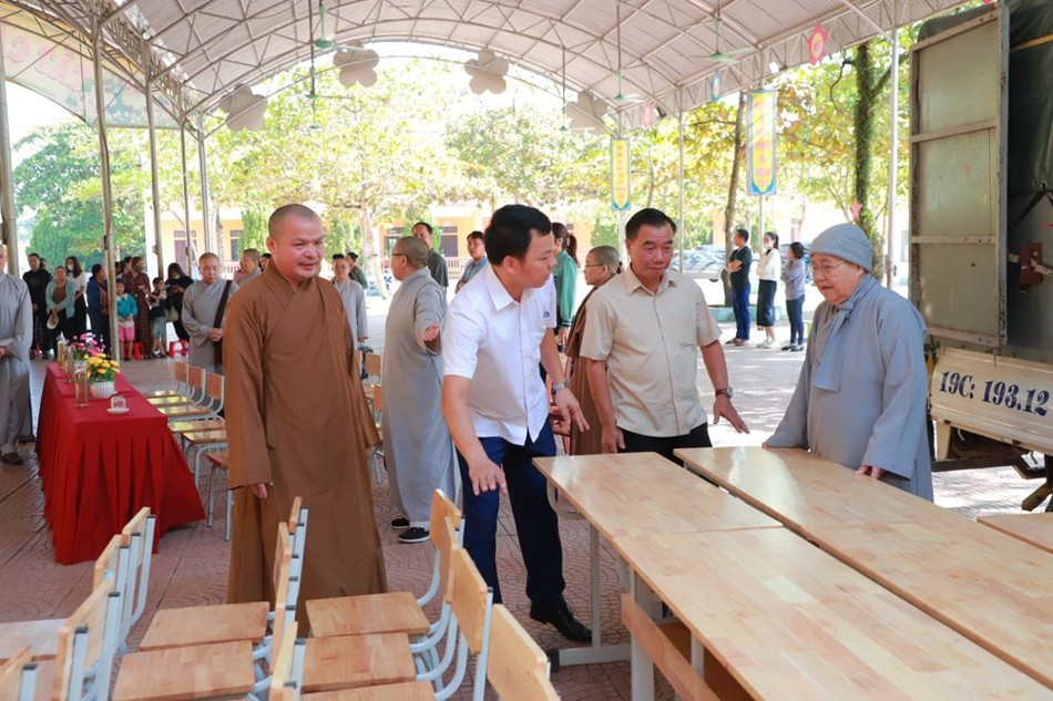 Đoàn trao tặng bàn ghế học sinh, tủ hồ sơ cho trường Đoàn trao tặng bàn ghế học sinh, tủ hồ sơ cho trường