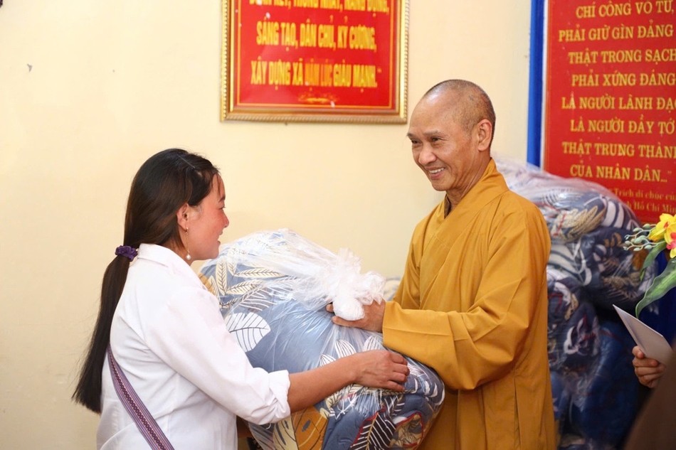 Hòa thượng Thích Thanh Điện trao quà đến hộ nghèo Hòa thượng Thích Thanh Điện trao quà đến hộ nghèo