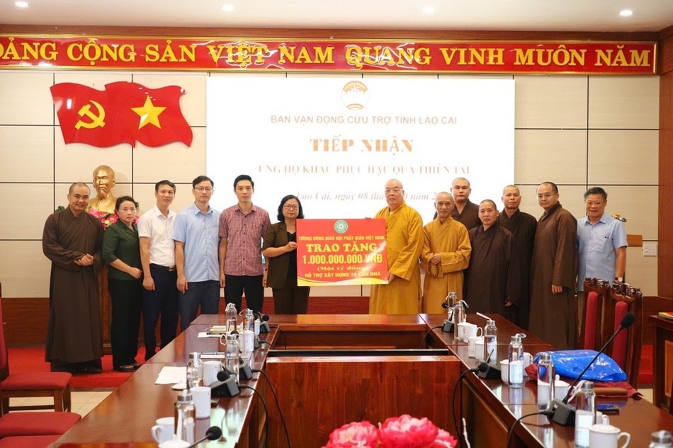 Trưởng lão Hòa thượng Thích Thanh Nhiễu trao hỗ trợ đến Ủy ban MTTQVN tỉnh Lào Cai Trưởng lão Hòa thượng Thích Thanh Nhiễu trao hỗ trợ đến Ủy ban MTTQVN tỉnh Lào Cai