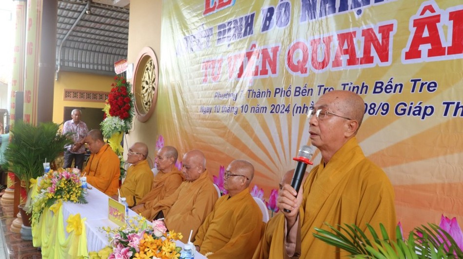 Hòa thượng Thích Nhựt Tấn sách tấn sư cô tân trụ trì