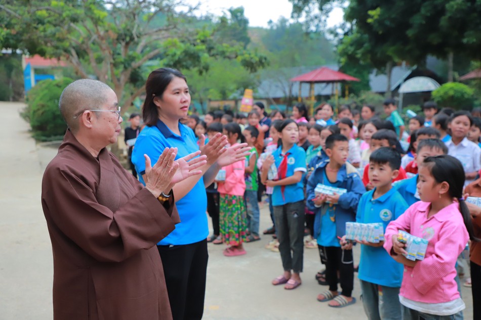 Ni trưởng Thích nữ Nhật Khương trưởng đoàn chia sẻ với các học sinh Trường Trường Phổ thông Dân tộc Bán trú Tiểu học Nậm Mòn 1