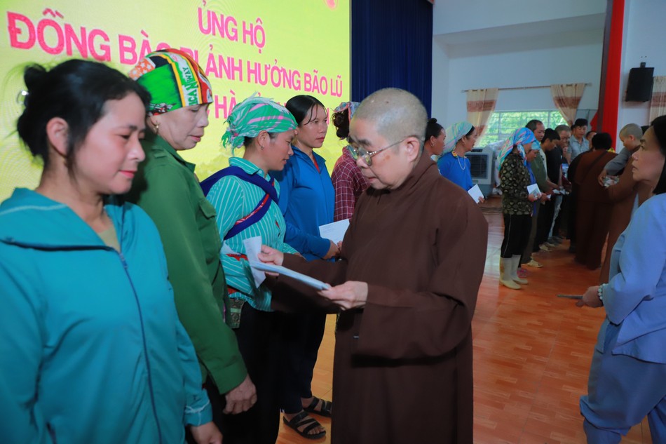 Ni trưởng Thích nữ Nhật Khương trao hỗ trợ đến những gia đình khó khăn sau bão lũ