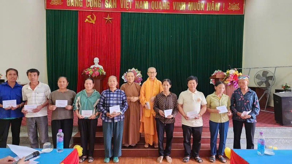 Đoàn trao quà đến những hộ nghèo Đoàn trao quà đến những hộ nghèo