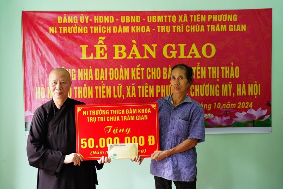 Ni trưởng Thích Đàm Khoa trao bảng hỗ trợ chi phí xây dựng nhà đến gia đình Ni trưởng Thích Đàm Khoa trao bảng hỗ trợ chi phí xây dựng nhà đến gia đình