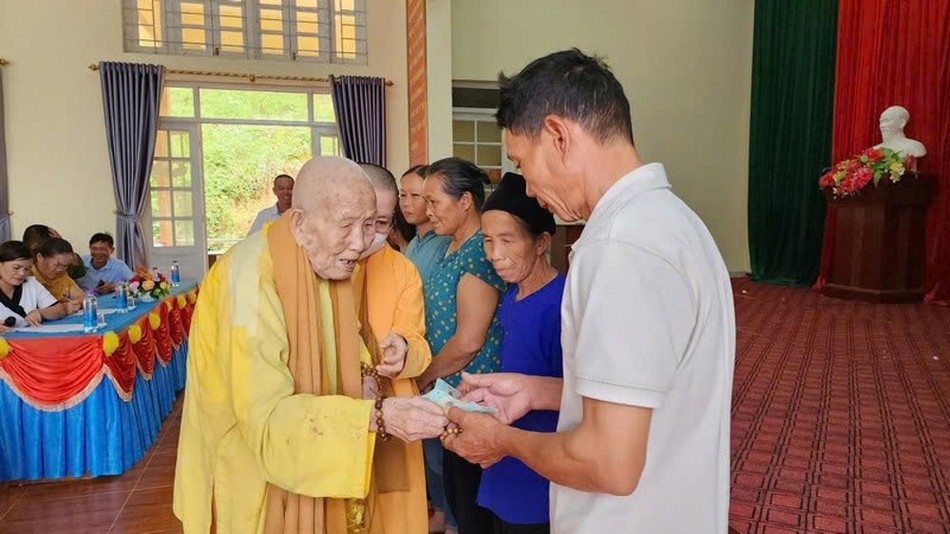 Ni trưởng Chiêu Liên trao quà đến những hộ bị ảnh hưỡng bão lũ của tỉnh Cao Bằng Ni trưởng Chiêu Liên trao quà đến những hộ bị ảnh hưỡng bão lũ của tỉnh Cao Bằng