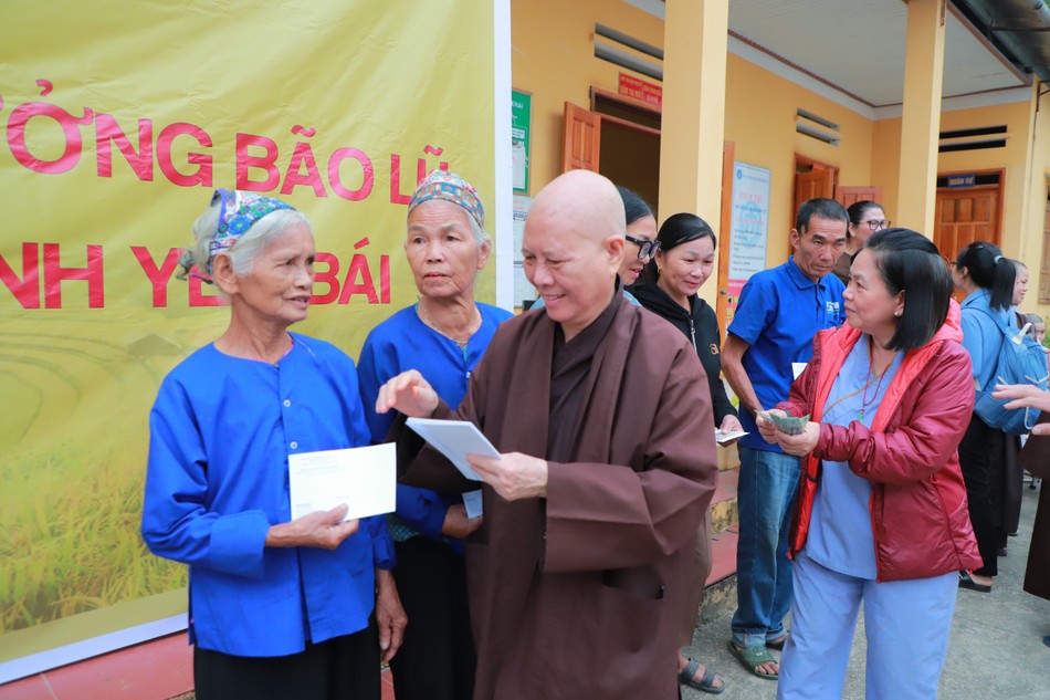 Ni trưởng Thích nữ Như Minh trao quà đến bà con vùng bão lũ