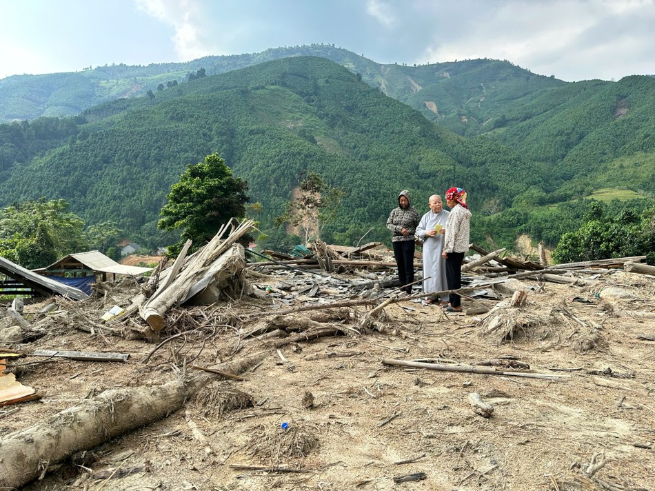 Thăm 1 gia đình bị sập mất nhà Thăm 1 gia đình bị sập mất nhà