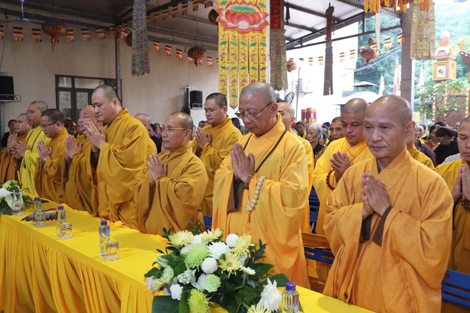 Chư tôn đức cùng toàn thể lãnh đạo chính quyền và nhân dân thực hiện dâng hương cầu nguyện âm siêu dương thái