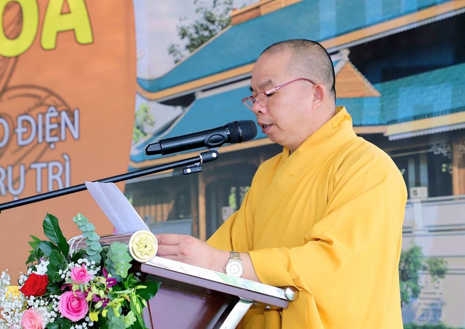 Thượng tọa Thích Minh Chí, Trưởng ban Trị sự GHPGVN TP. Thủ Dầu Một, Trưởng ban Tổ chức phát biểu khai mạc Thượng tọa Thích Minh Chí, Trưởng ban Trị sự GHPGVN TP. Thủ Dầu Một, Trưởng ban Tổ chức phát biểu khai mạc