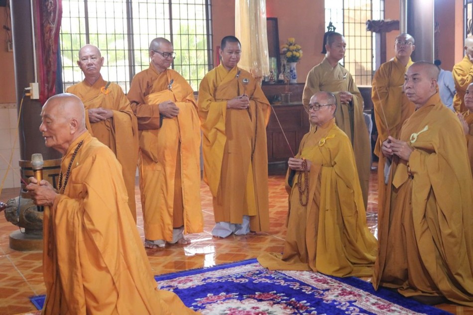 Chư tôn đức thắp hương tưởng niệm Hòa thượng Thích Lưu Đoan Chư tôn đức thắp hương tưởng niệm Hòa thượng Thích Lưu Đoan