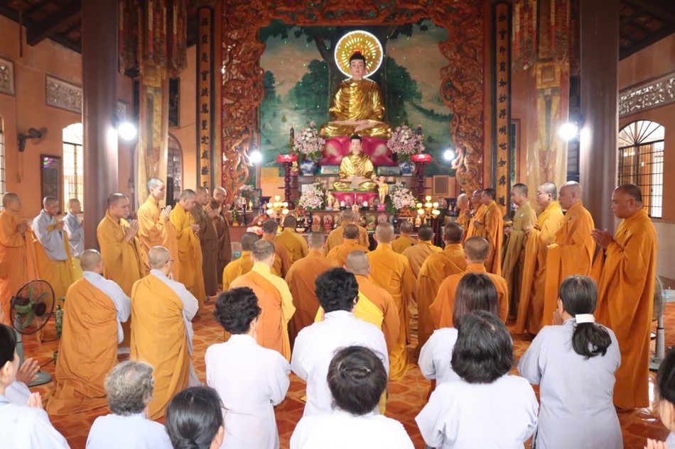 Khóa lễ tại chánh điện chùa Như Pháp Khóa lễ tại chánh điện chùa Như Pháp