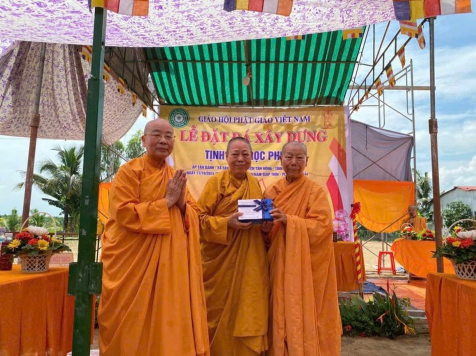 Ni trưởng Tín Liên đón nhận quà tặng từ chư Ni Ni trưởng Tín Liên đón nhận quà tặng từ chư Ni