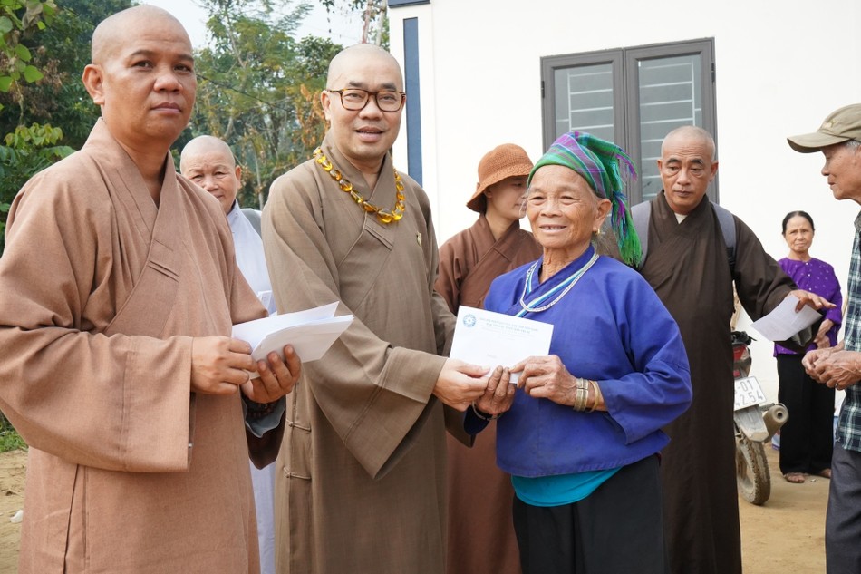 Thượng tọa Thích Quảng Lộc trao hỗ trợ đến gia đình khó khăn tỉnh Hà Giang sau bão số 3