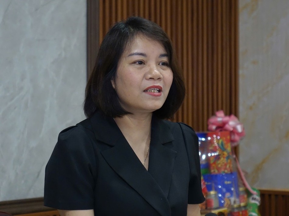 Bà Nguyễn Thị Định tại buổi làm việc với Ban Trị sự tỉnh Bà Nguyễn Thị Định tại buổi làm việc với Ban Trị sự tỉnh