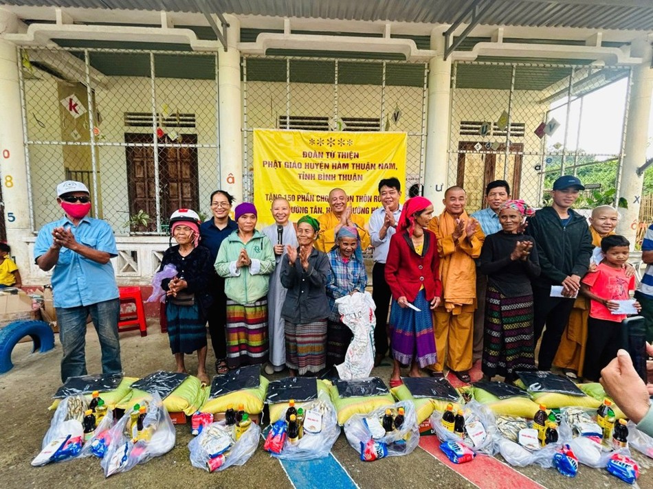 Đoàn trao quà tại thôn Ruộng, xã Hướng Tân Đoàn trao quà tại thôn Ruộng, xã Hướng Tân