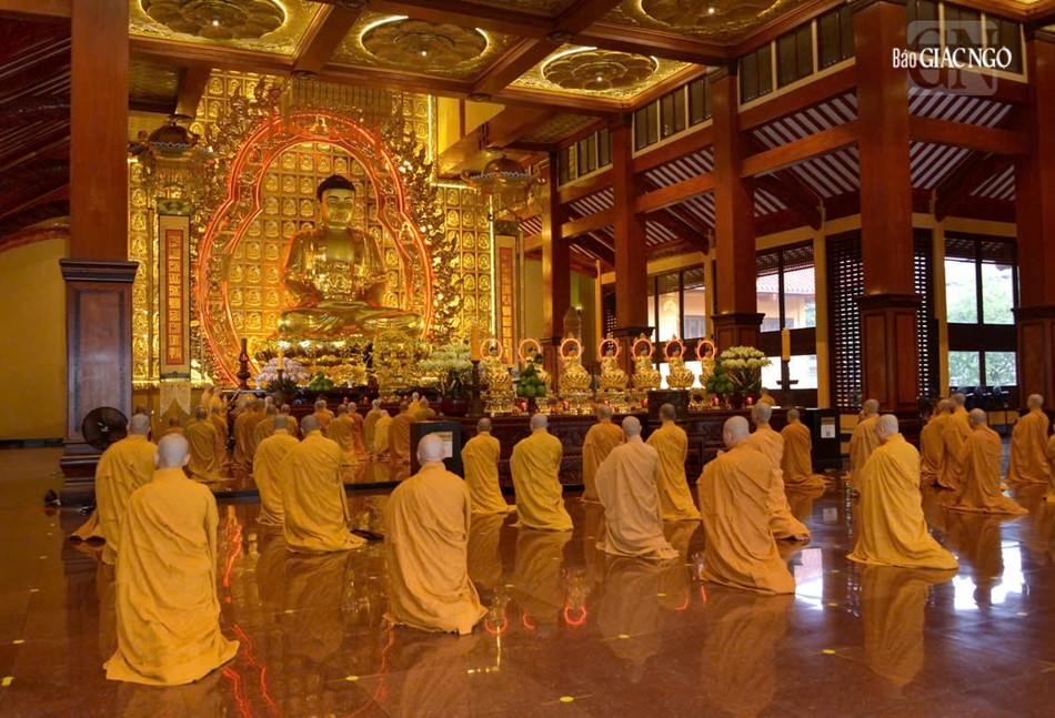 Đại chúng đảnh lễ Tam bảo tại chánh điện Việt Nam Quốc Tự