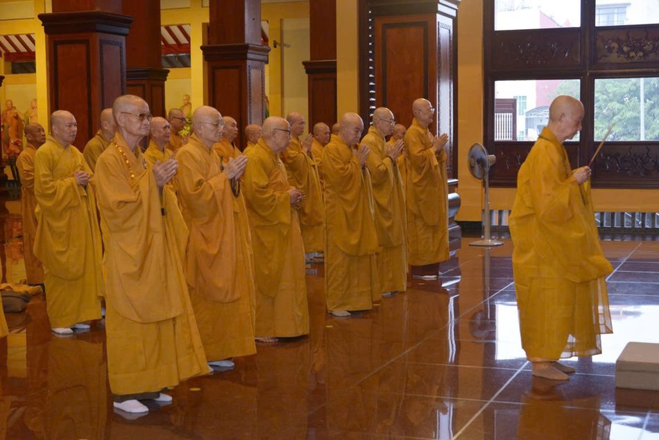 Niêm hương và đảnh lễ Tam bảo