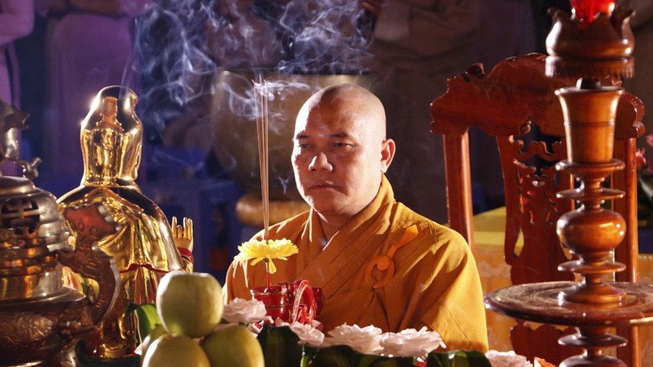 Thượng tọa Thích Vạn Nhơn niêm hương cầu nguyện