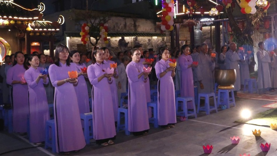 Đạo tràng Phật tử hoa đăng cúng dường nhân vía Đức Bồ-tát Quán Thế Âm