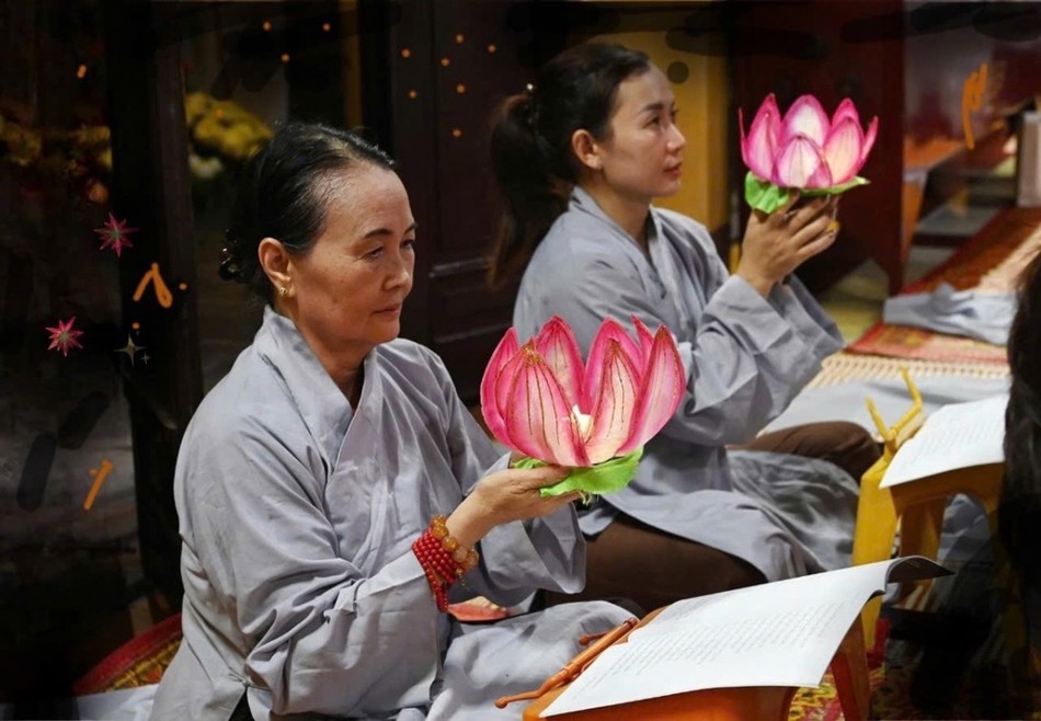 Cư sĩ Diệu Nhân Nguyễn Thị Xuân Loan hướng dẫn đạo tràng Phật tử Cư sĩ Diệu Nhân Nguyễn Thị Xuân Loan hướng dẫn đạo tràng Phật tử