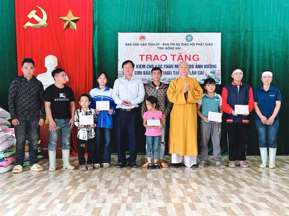 Đoàn quà hỗ trợ cho các cháu mồ côi tỉnh Lào Cai Đoàn quà hỗ trợ cho các cháu mồ côi tỉnh Lào Cai