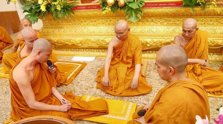 Chư Tăng thực hiện nghi thức thọ y Chư Tăng thực hiện nghi thức thọ y