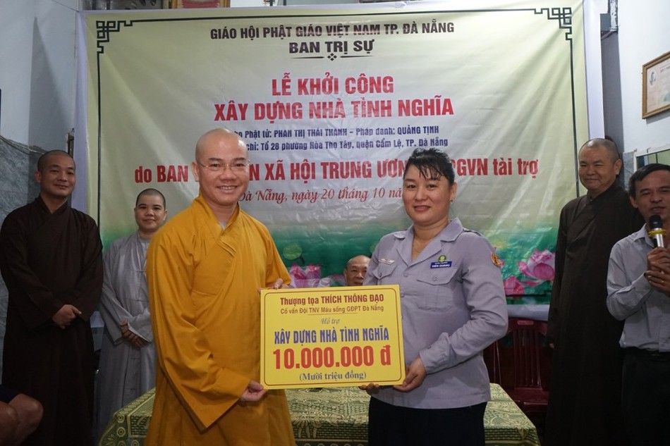 Thượng tọa Thích Thông Đạo tặng 10 triệu đồng hỗ trợ xây nhà Thượng tọa Thích Thông Đạo tặng 10 triệu đồng hỗ trợ xây nhà