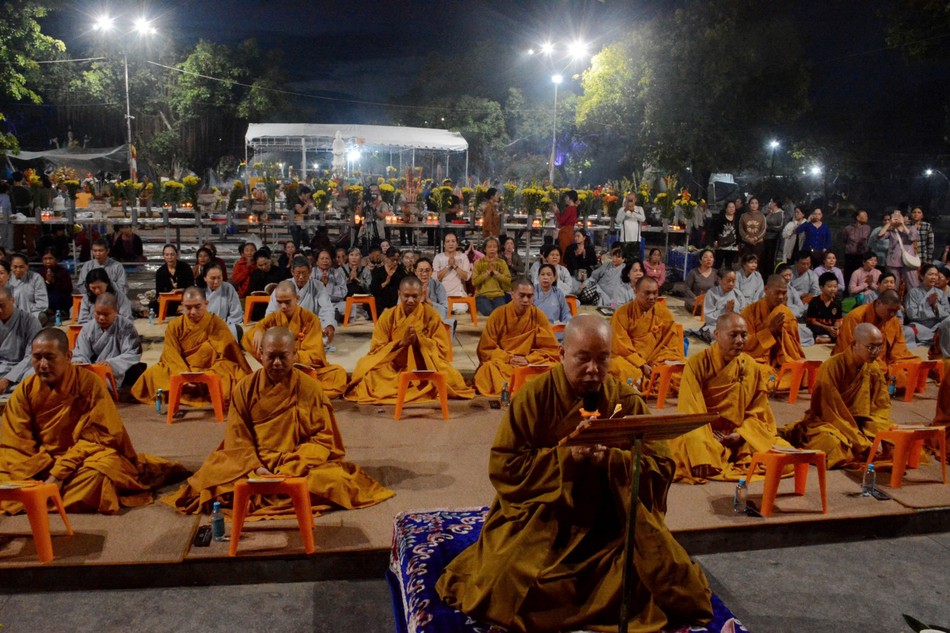 Chư Tăng Ni, Phật tử trì tụng tại Quán Âm Phật Đài Chư Tăng Ni, Phật tử trì tụng tại Quán Âm Phật Đài