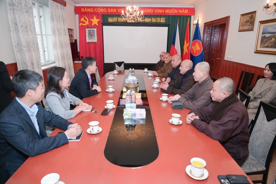 Quang cảnh buổi thăm Đại sứ quán Việt Nam tại Cộng hòa Séc Quang cảnh buổi thăm Đại sứ quán Việt Nam tại Cộng hòa Séc