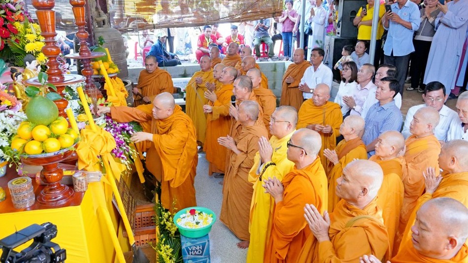 Lễ niêm hương bạch Phật, gia tâm chú nguyện cho Phật sự sớm viên thành