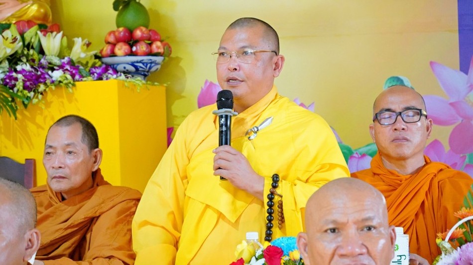 Thượng tọa Thích Quảng Cao Trưởng ban Trị sự GHPGVN H.Hàm Thuận Bắc phát biểu tại buổi lễ